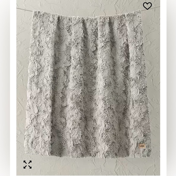 Luxurious Seal Grey Throw Blanket Faux Fur
Throw, 50"x70" - Picture 2 of 4